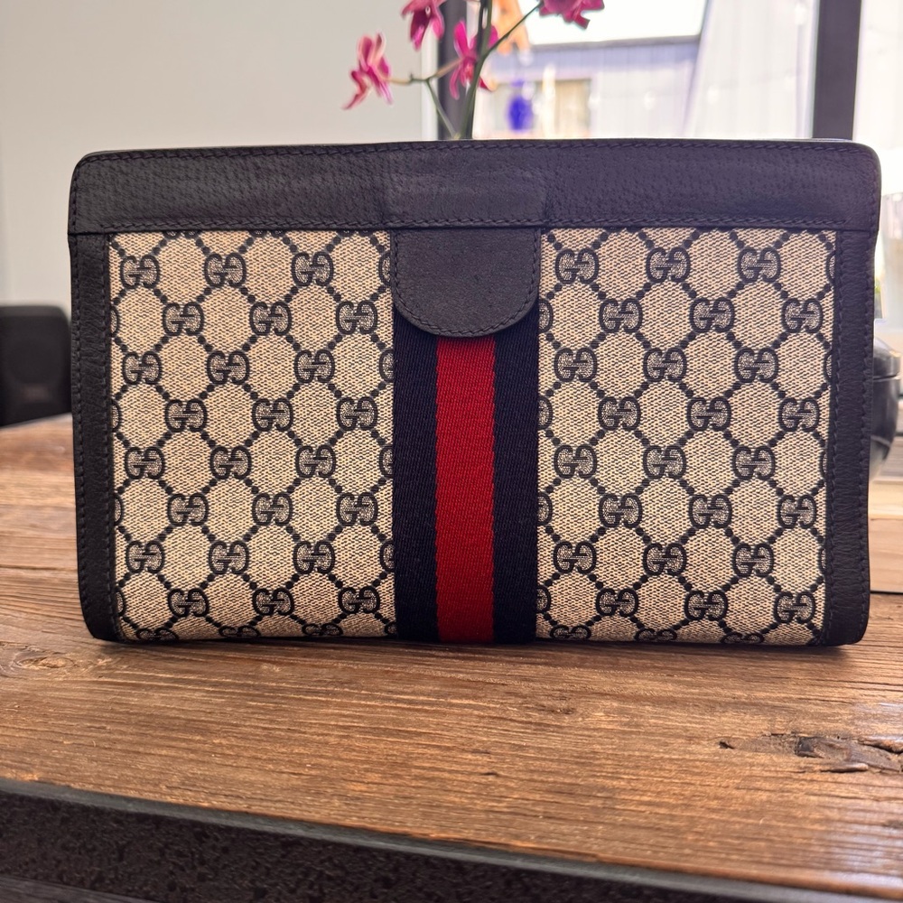 Authentic GUCCI GG Monogram Supreme Vintage Clutch – Navy Blue - Picture 4 of 14